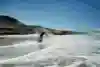 Le wakeboarder Dominik Fabian avec son wakeboard sur la côte.