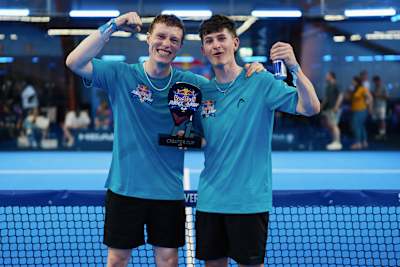 Die Sieger Leon & Thelordjohny beim Creator Cup des Red Bull Padel Dash mit der Trophäe und Red Bull.