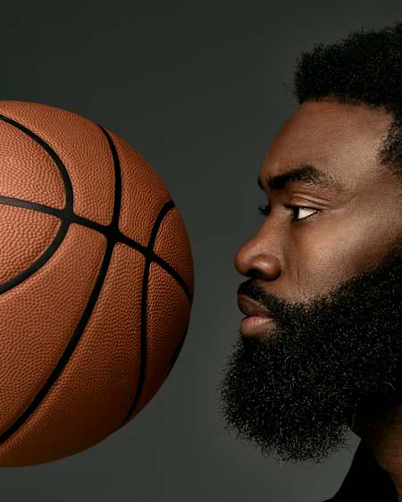 Jaylen Brown, 25, im Porträt mit einem Basketball für den Red Bulletin. 