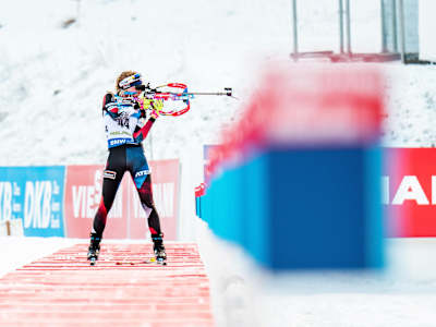 Biathletin Markéta Davidová bereitet sich auf ihren Schuss vor. 