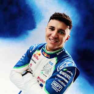 Isack Hadjar photographié pour Visa Cash App RB pour le lancement de la saison en février 2025 à Londres, au Royaume-Uni.