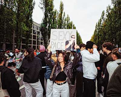 Bei Läufen warten Supporter der Communitys oft mit kreativen Botschaften.