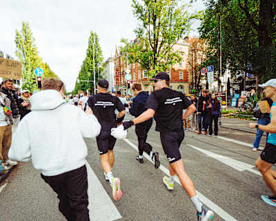 Salty-Läufer, begleitet vom eigenen Kameramann beim München Marathon.
