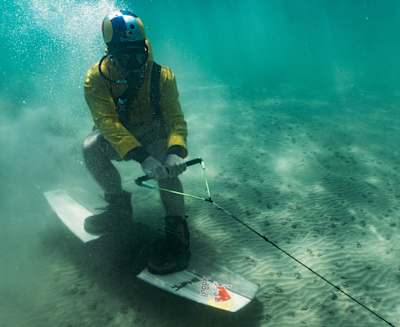 Jules Charraud ride en wakeboard sous l'eau en Bretagne.