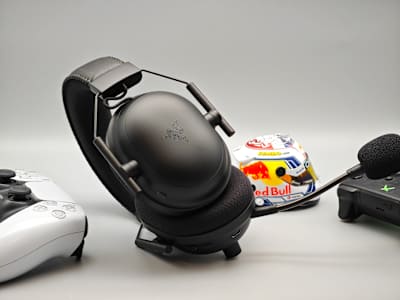 La imagen muestra los auriculares para juegos Razer Blackshark V2 Pro (2023)