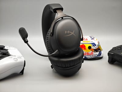 La imagen muestra los auriculares para juegos HyperX Cloud III Wireless.