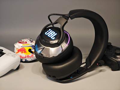 La imagen muestra los auriculares para juegos JBL Quantum 910 Wireless.