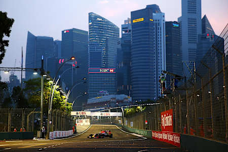 Une Formule 1 roule sur le circuit urbain de Singapour la nuit.