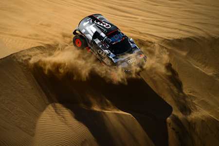 Stéphane Peterhansel a Edouard Boulanger v Audi RS Q e-tron tímu Audi Sport počas 11. etapy Dakar Rely 2022, Január 13, 2022.