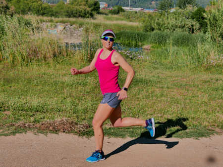Sandra Corcuera practicando retroruning fuera del asfalto