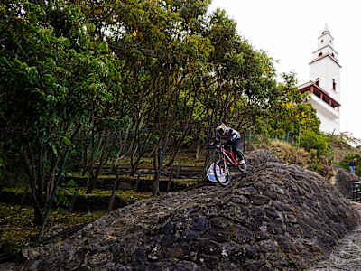 Pedro Burns s'entraîne pour la compétition de VTT descente urbain Red Bull Monserrate Cerro Abajo à Bogota, en Colombie.