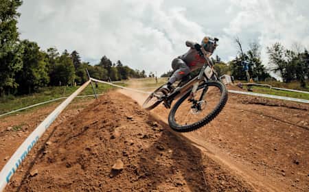 Loïc Bruni races at the 2021 UCI MTB World Cup in Snowshoe