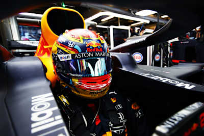 Alex Albon z teamu Red Bull Racing gotowy do jazdy podczas rundy F1 o GP Abu Zabi 2020.