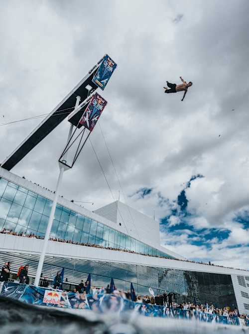 Som første noensinne dødset bergenseren Arne Haugland ut fra den 27 meter høye plattformen under Red Bull Cliff Diving World Series i Oslo