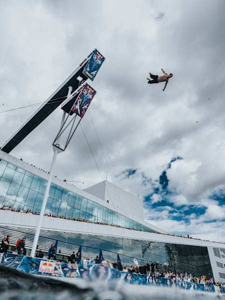 Som første noensinne dødset bergenseren Arne Haugland ut fra den 27 meter høye plattformen under Red Bull Cliff Diving World Series i Oslo