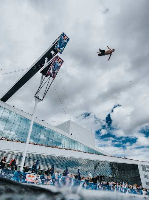 Som første noensinne dødset bergenseren Arne Haugland ut fra den 27 meter høye plattformen under Red Bull Cliff Diving World Series i Oslo