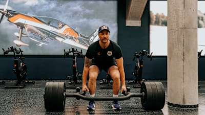 Eine Ganzkörperübung mit Fokus auf die hintere Bein- und Rumpfmuskulatur. Bietet eine gelenkschonende Alternative zum klassischen Kreuzheben.