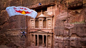 Miles Daisher realiza um salto de BASE jump no templo de Petra, na Jordânia, no dia 11 de abril de 2017