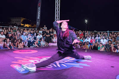 Dancer on stage doing the splits