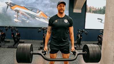 Eine Ganzkörperübung mit Fokus auf die hintere Bein- und Rumpfmuskulatur. Bietet eine gelenkschonende Alternative zum klassischen Kreuzheben.