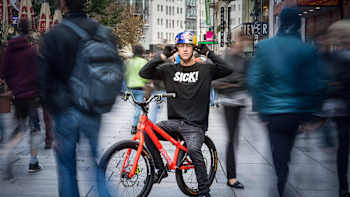 Fabio Wibmer mit seinem Bike