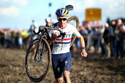 Thomas Pidcock schultert sein Rad beim Cyclocross-Rennen im belgischen Ardooie.