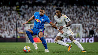 Benjamin Henrichs von RB Leipzig im Duell mit Vinicius Junior.