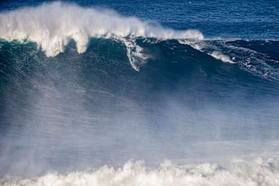 Para surfar ondas grandes, sua mente deve estar pensando em coisas boas. Muito da habilidade de surfar em ondas grandes é manter sua mente livre de coisas negativas.