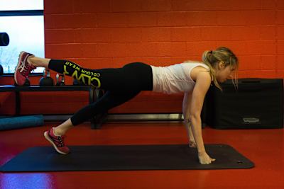 انظر إلى الأمام وحافظ على ثبات الوركين