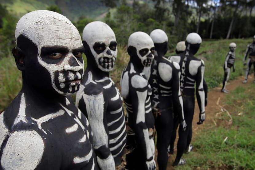 Esqueletos bailarines de Simbu posando para la foto en Papúa Nueva Guinea