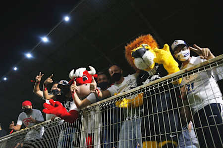 Os mascotes Toro Loko e Massa Bruta na arquibancada do Nabizão