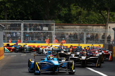 Sebastien Buemi por delante de Jean-Eric Vergne durante el París ePrix 2017.