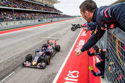 Max Verstappen fête sa quatrième place sur Toro Rosso au Grand Prix de Formule 1 des Amériques 2015.
