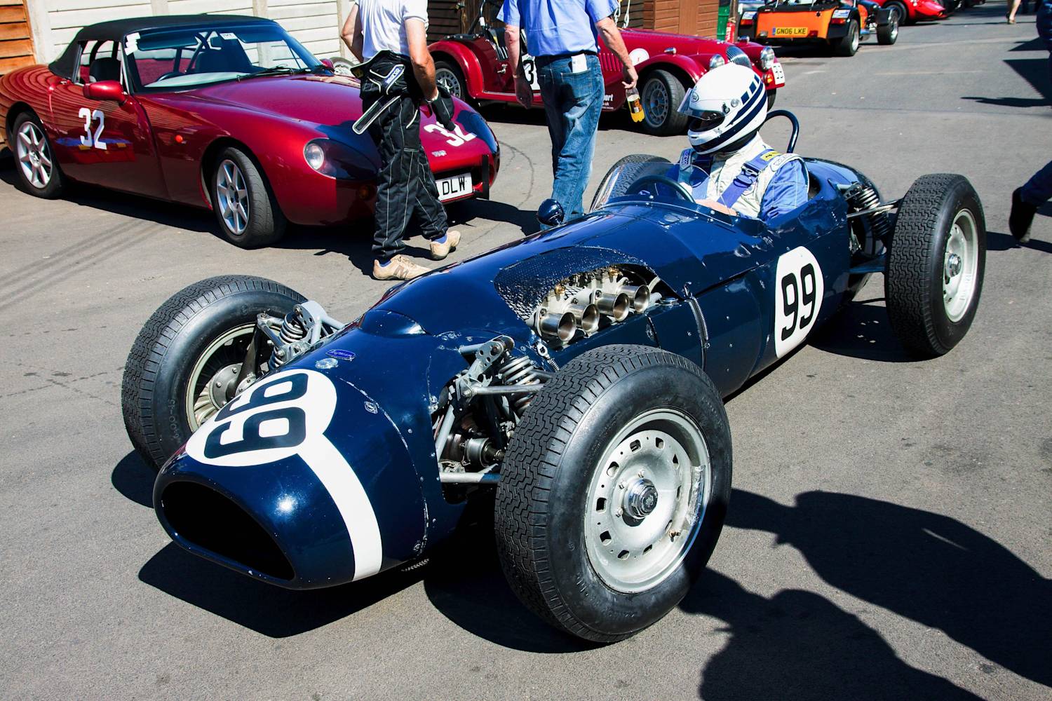 F1, Historia La F1, con un "tractor"