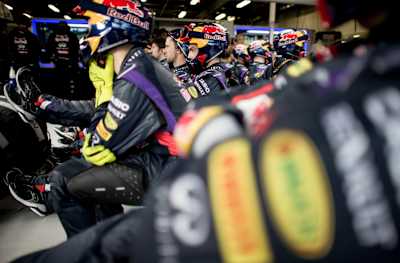 Infiniti Red Bull Racing的机械师们 Infiniti Red Bull Racing mechanics are pictured in the garage during the Australian Formula One Grand Prix at Albert Park Circuit