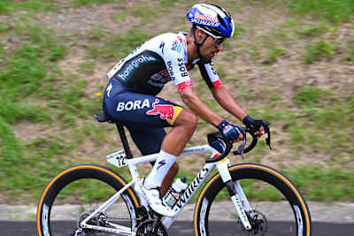 El colombiano Daniel Felipe Martínez y el Team Red Bull - BORA - hansgrohe compiten en el grupo perseguidor durante la 64 Itzulia País Vasco 2025