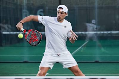 Ale Galán spielt Padel in Madrid.
