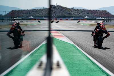 Brad Binder z teamu Red Bull KTM Factory w akcji podczas treningów MotoGP przed GP San Marino na torze w Misano Adriatico