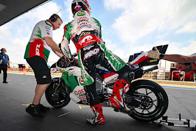 Johann Zarco côté pile, avec son équipe, lors des qualifications pour le Grand Prix moto de Thaïlande 2026.