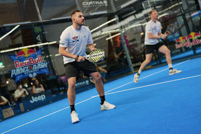 Zwei Spieler warten auf dem Court beim Creator Cup des Red Bull Padel Dash auf den nächsten Ballwechsel.