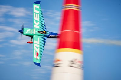 El japonés Yoshihide Muroya durante la calificación para la octava ronda de la Red Bull Air Race en el Indianápolis Motor Speedway en EE.UU, el 14 de octubre de 2017.