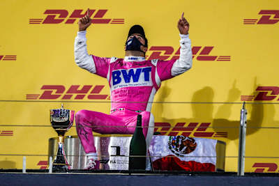 Sergio Perez z Racing Point świętujący na podium zwycięstwo w wyścigu F1 o GP Sakhiru 2020 w Bahrajnie.