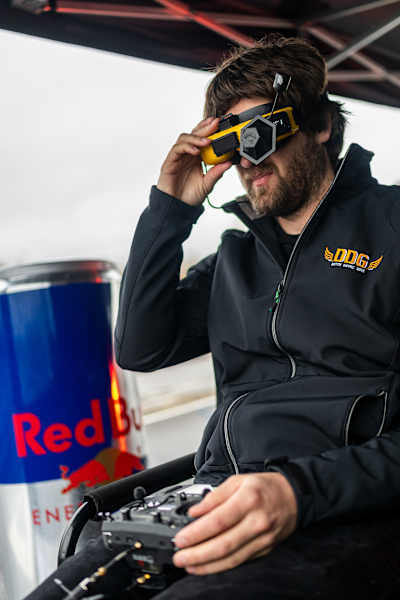 Ralph Hogenbirk ist auch als niederländischer Drohnengott bekannt, der alles aus dem virtuellen Raum steuert.