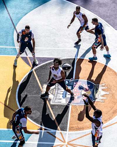 Teilnehmer/innen treten beim Red Bull Half Court World Final in Belgrad, Serbien, am 16. September 2023 an.