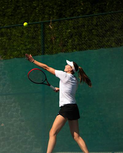 La joueuse de tennis Elena Rybakina s'entraine à servir Dubai, UAE in 2024.