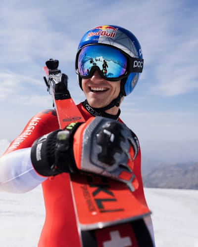 Marco Odermatt, star du ski alpin suisse, pose à Zermatt avant une nouvelle saison placée sous le signe de la performance.