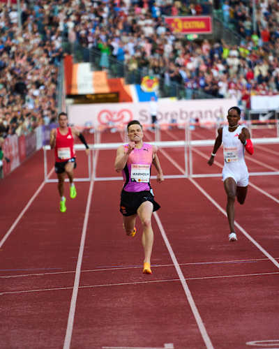 Karsten Warholm gana la carrera de 300 metros vallas en la Liga de Diamante de Oslo (Noruega) y establece un nuevo récord mundial. 
