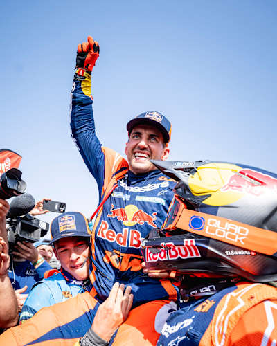 Luciano Benavides (ARG), da Red Bull KTM Factory Racing, comemora a vitória do Rally Dakar 2026 em Yanbu, Arábia Saudita, em 17 de janeiro de 2026.