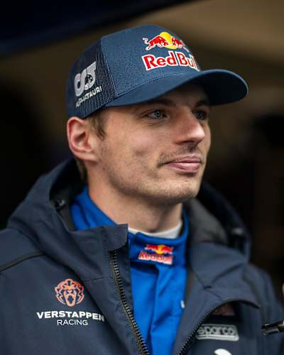 Max Verstappen no icónico circuito de Nürburgring, na Alemanha, enquanto se prepara para competir nas 24 Horas de Nürburgring.