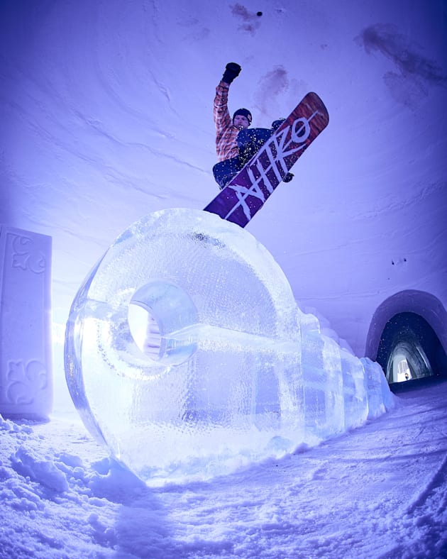 Σμιλεύοντας ένα κάστρο από χιόνι